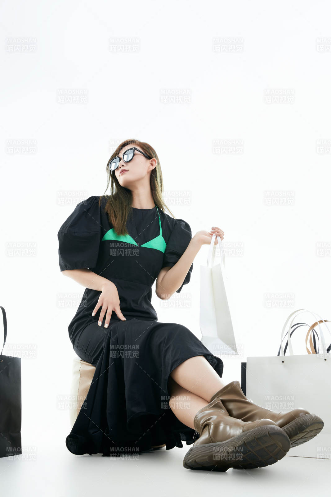 白色背景下手提購物袋時尚美麗的亞洲少女