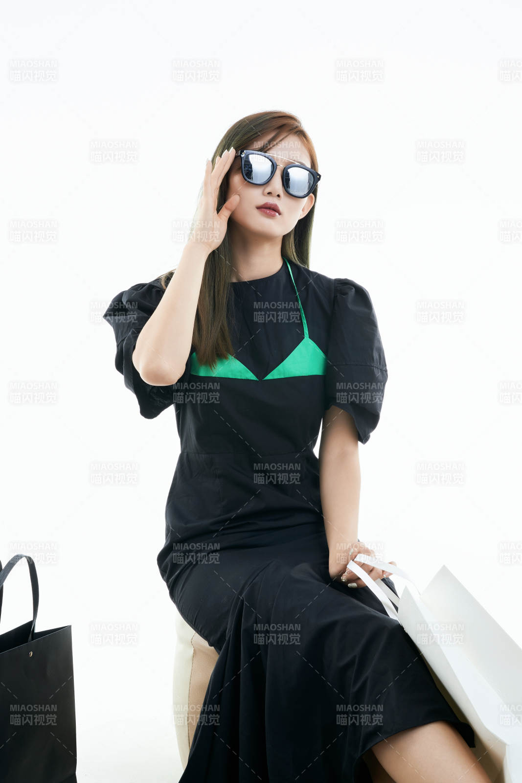白色背景下手提購物袋時尚美麗的亞洲少女
