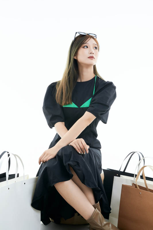 白色背景下手提购物袋时尚美丽的亚洲少女