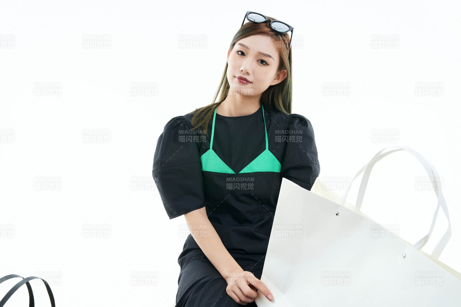 白色背景下手提購物袋時尚美麗的亞洲少女