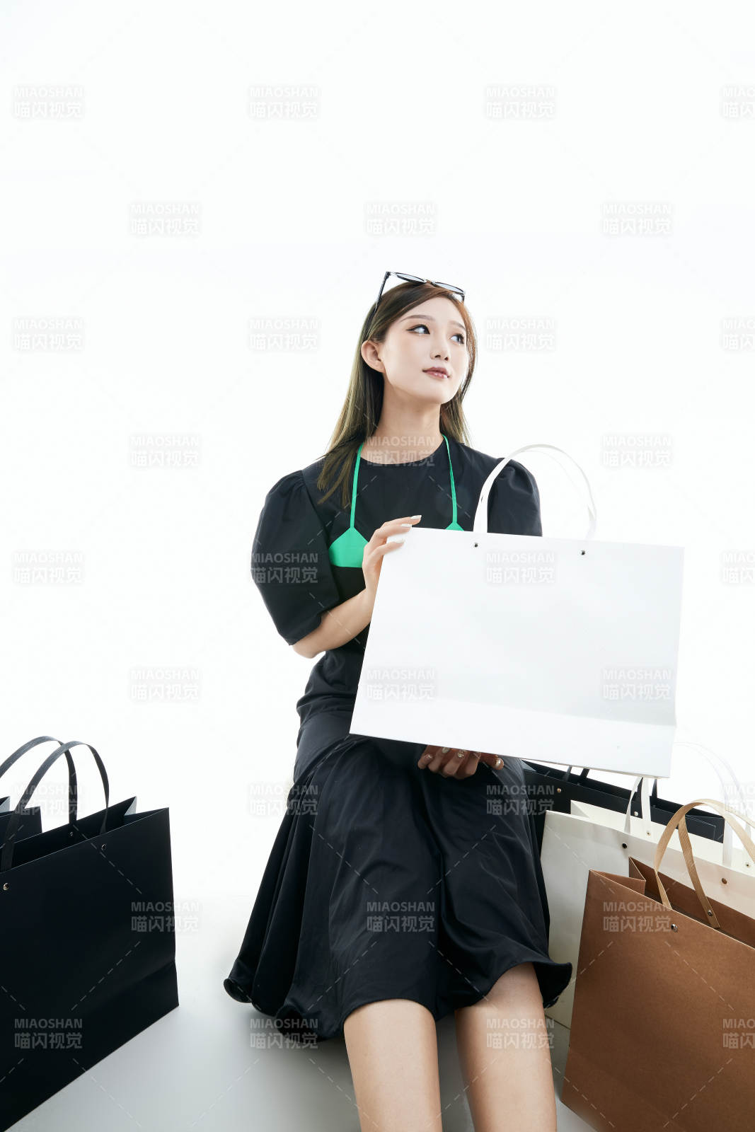 白色背景下手提購物袋時尚美麗的亞洲少女