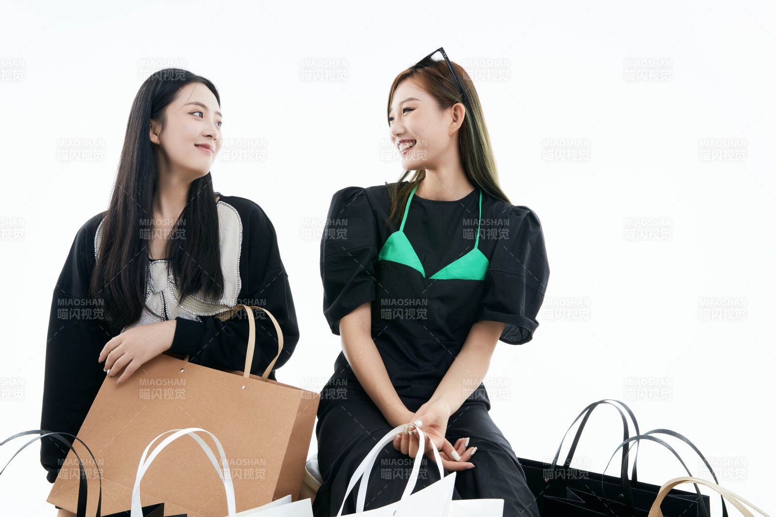 白色背景下手提購物袋時尚美麗的閨蜜