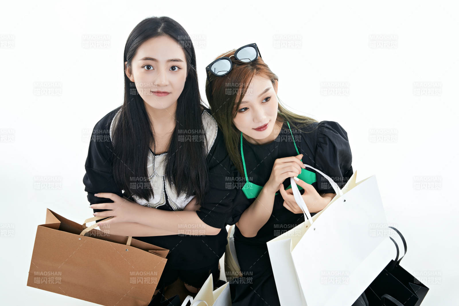 白色背景下手提購物袋時尚美麗的閨蜜