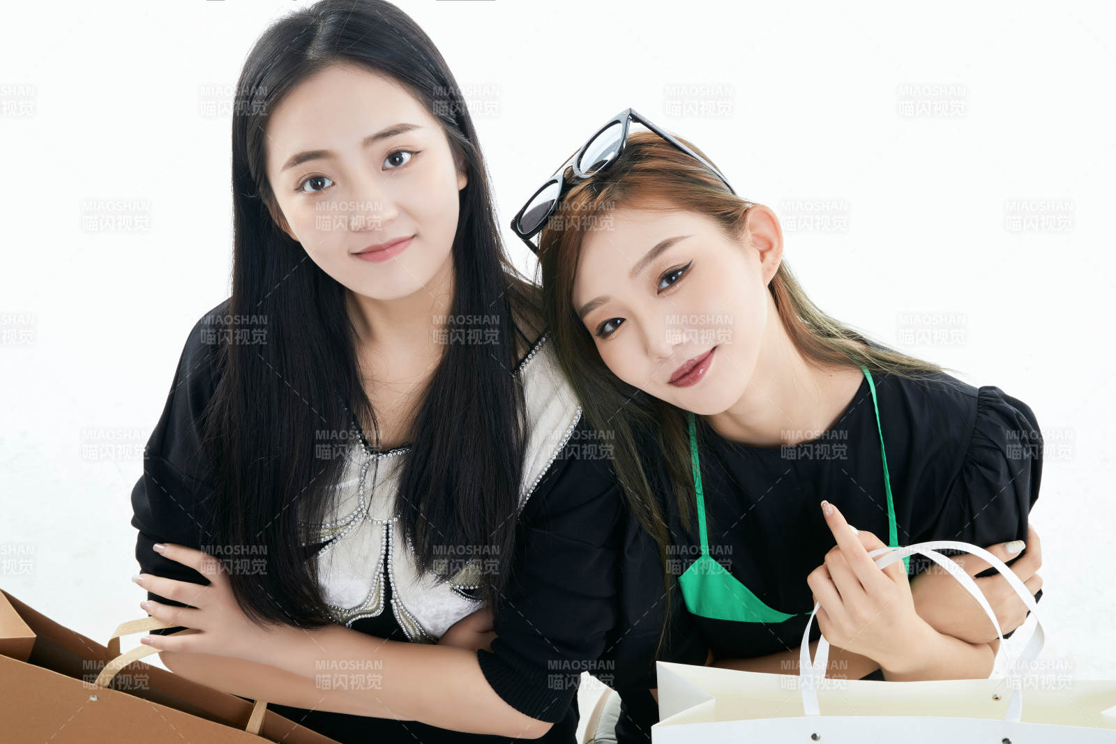 白色背景下手提購物袋時尚美麗的閨蜜