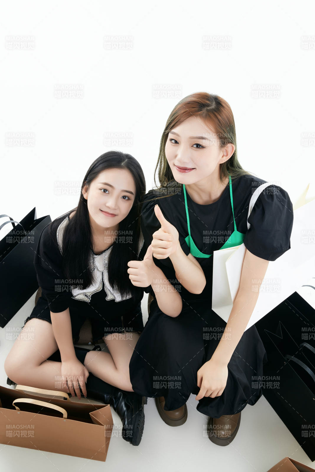 白色背景下手提購物袋時尚美麗的閨蜜