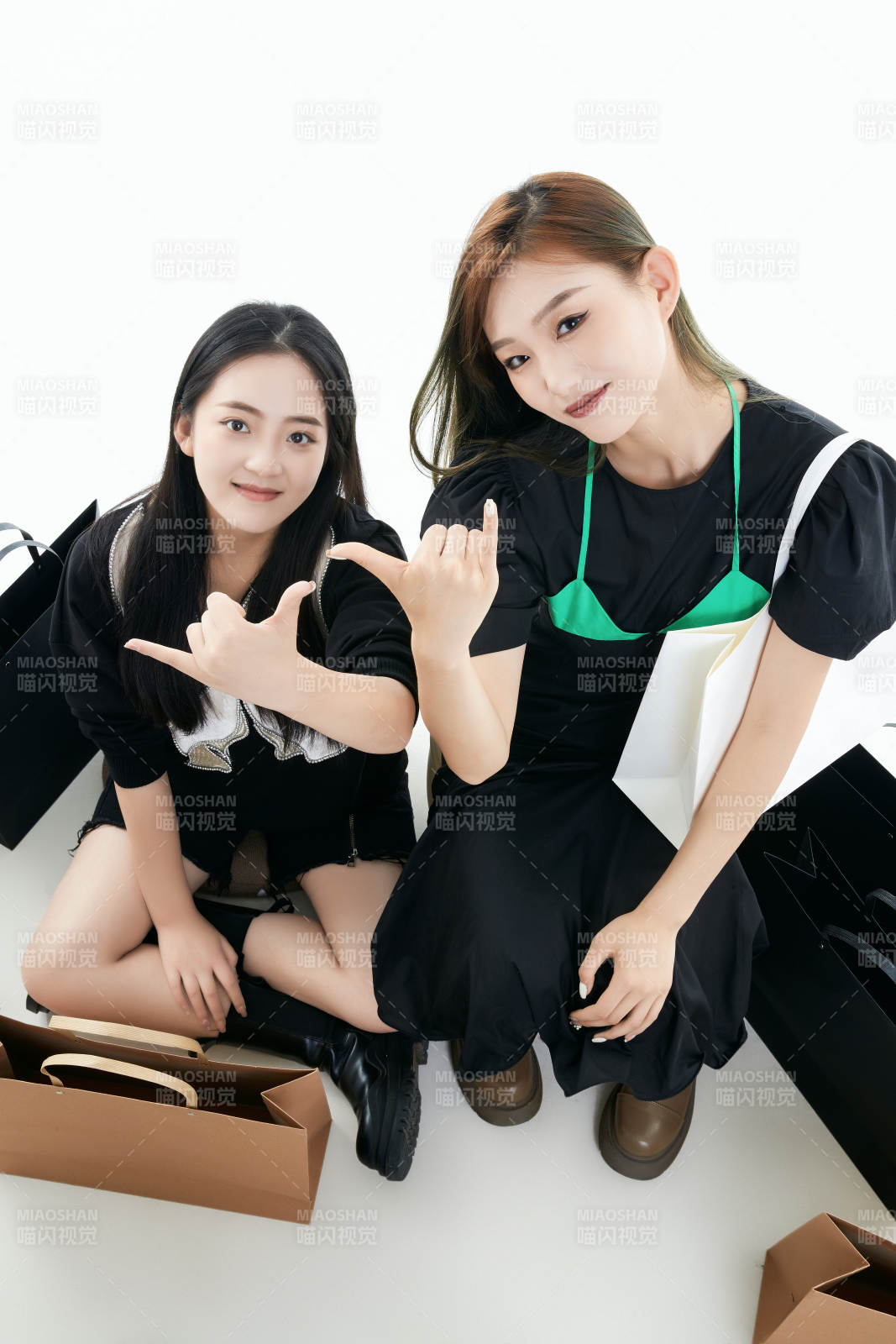 白色背景下手提購物袋時尚美麗的閨蜜