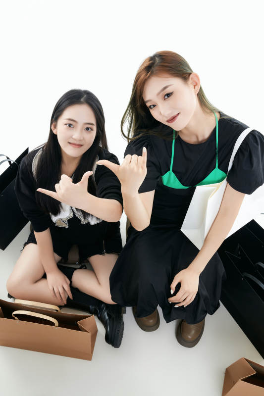 白色背景下手提购物袋时尚美丽的闺蜜