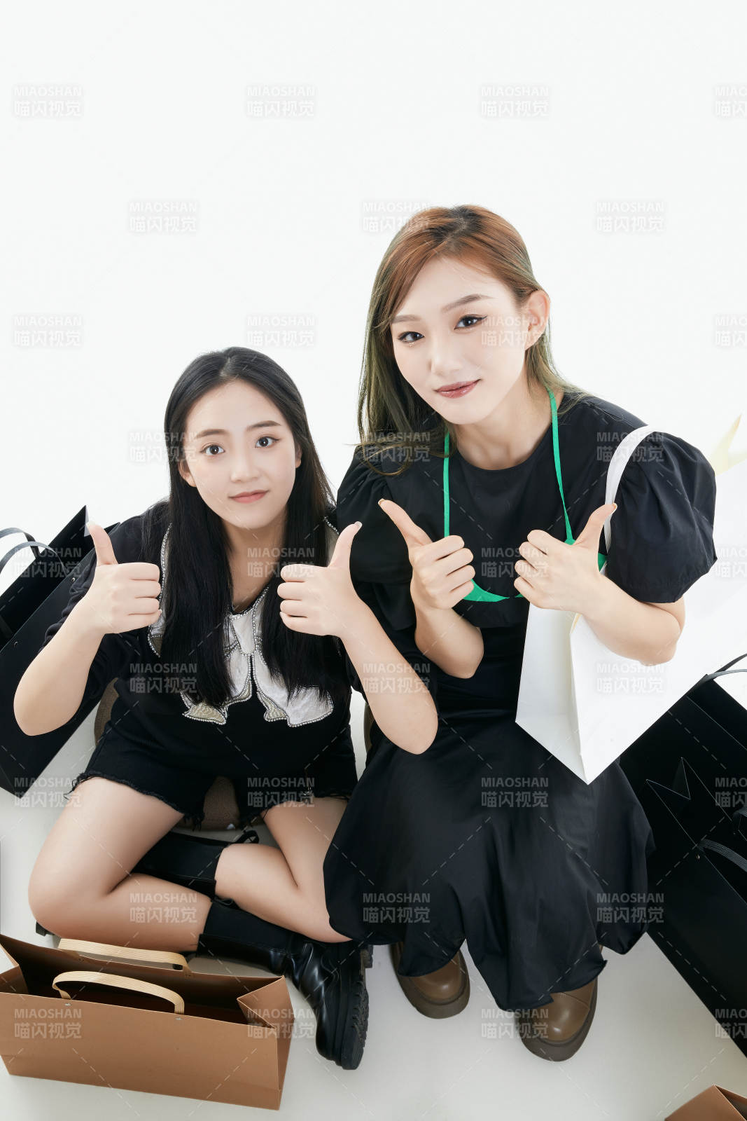 白色背景下手提購物袋時尚美麗的閨蜜