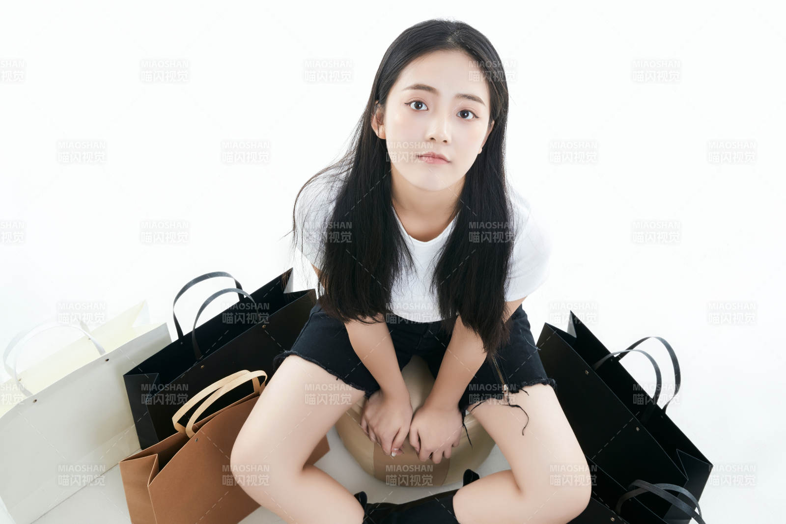 白色背景下手提購物袋時尚美麗的亞洲少女