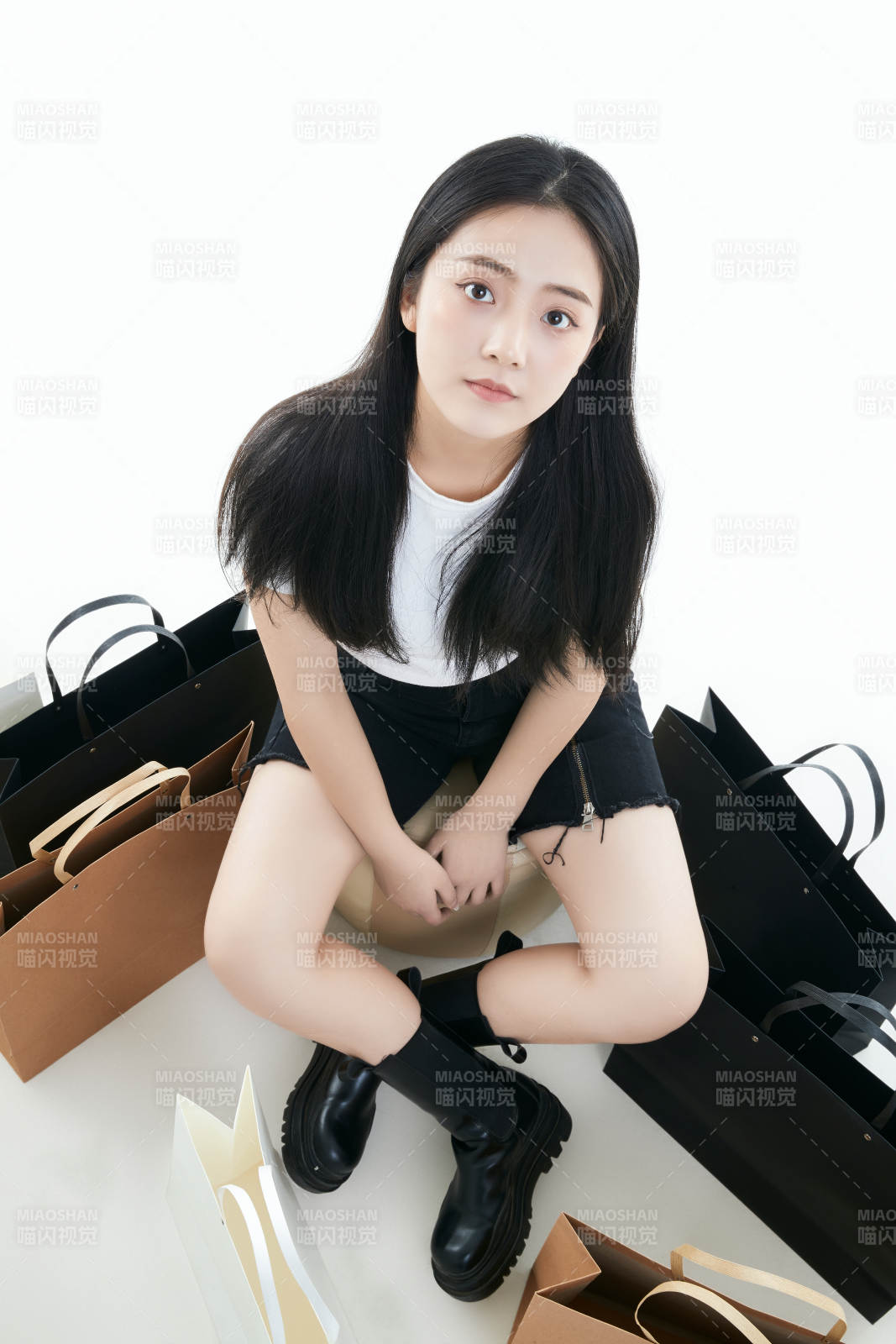 白色背景下手提購物袋時尚美麗的亞洲少女