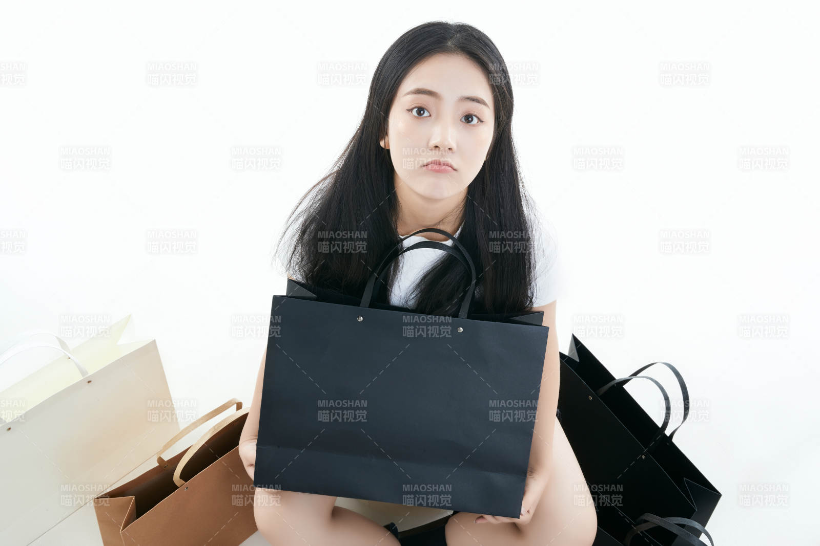 白色背景下手提購物袋時尚美麗的亞洲少女