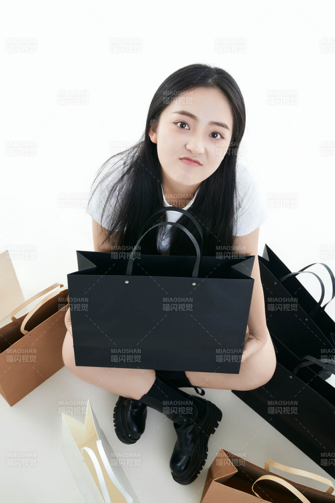 白色背景下手提購物袋時尚美麗的亞洲少女