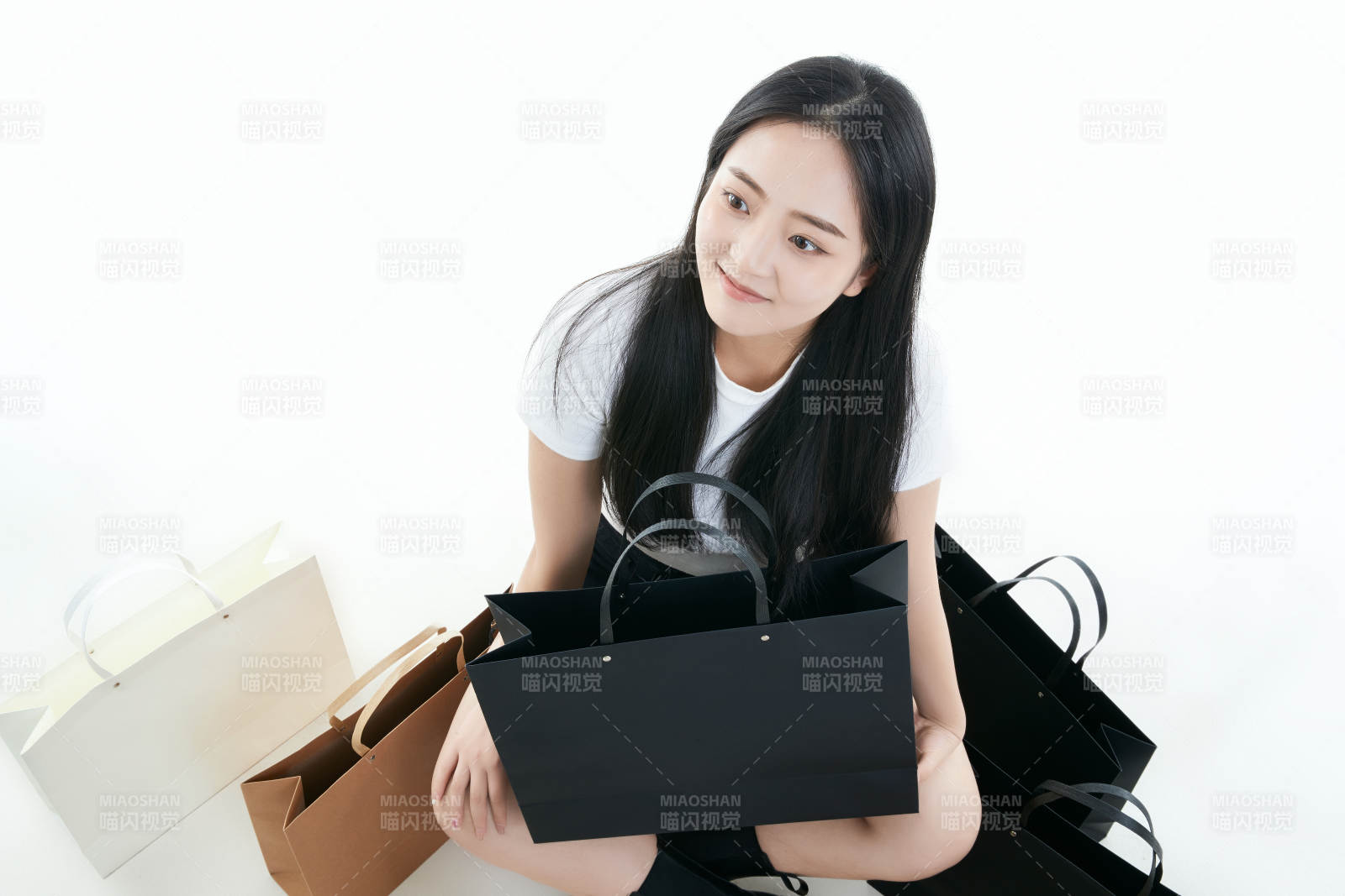 白色背景下手提購物袋時尚美麗的亞洲少女