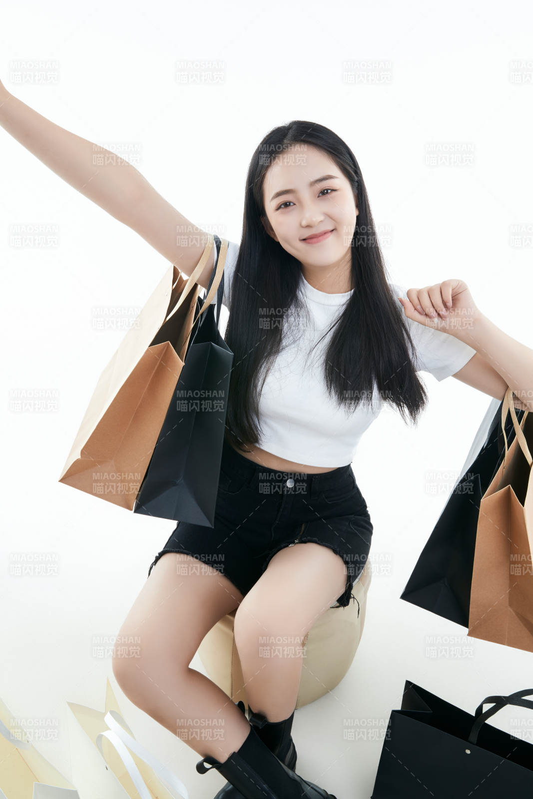 白色背景下手提購物袋時尚美麗的亞洲少女