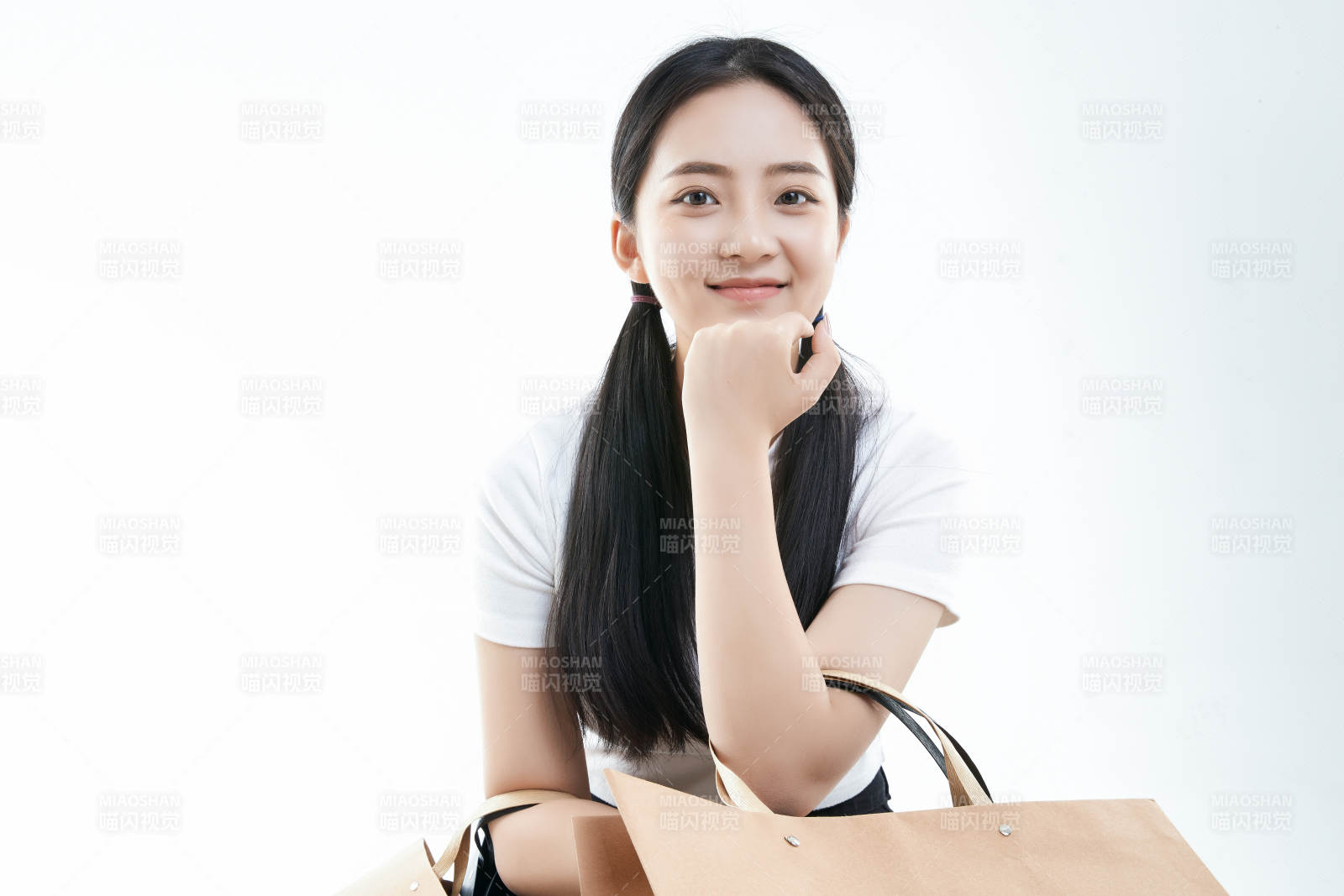 白色背景下手提購物袋時尚美麗的亞洲少女