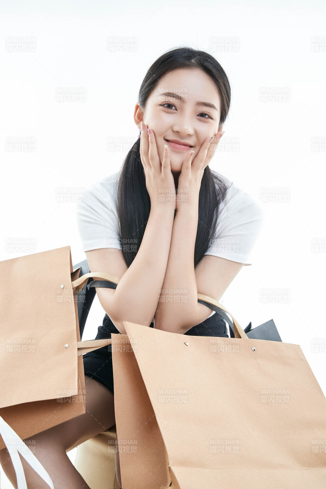 白色背景下手提購物袋時尚美麗的亞洲少女