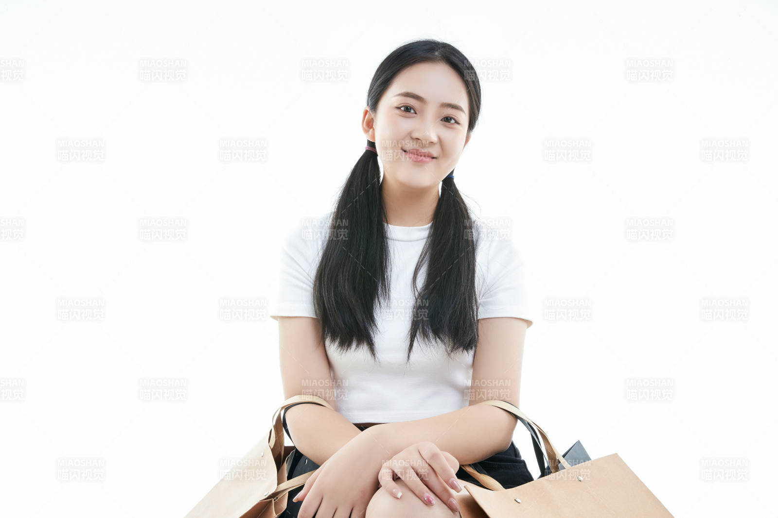 白色背景下手提購物袋時尚美麗的亞洲少女