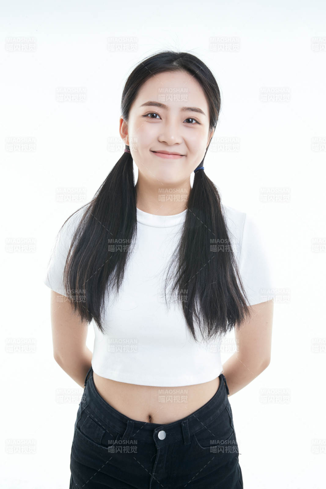 白色背景下的可愛活潑亞洲少女