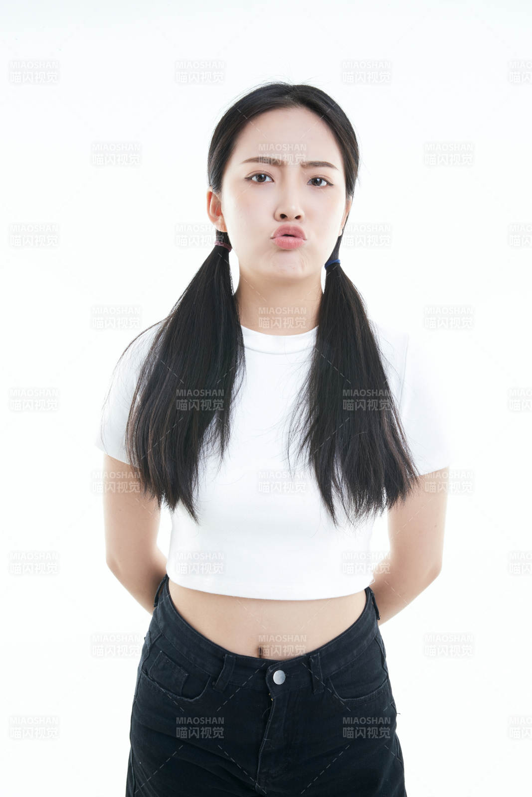 白色背景下的可愛活潑亞洲少女