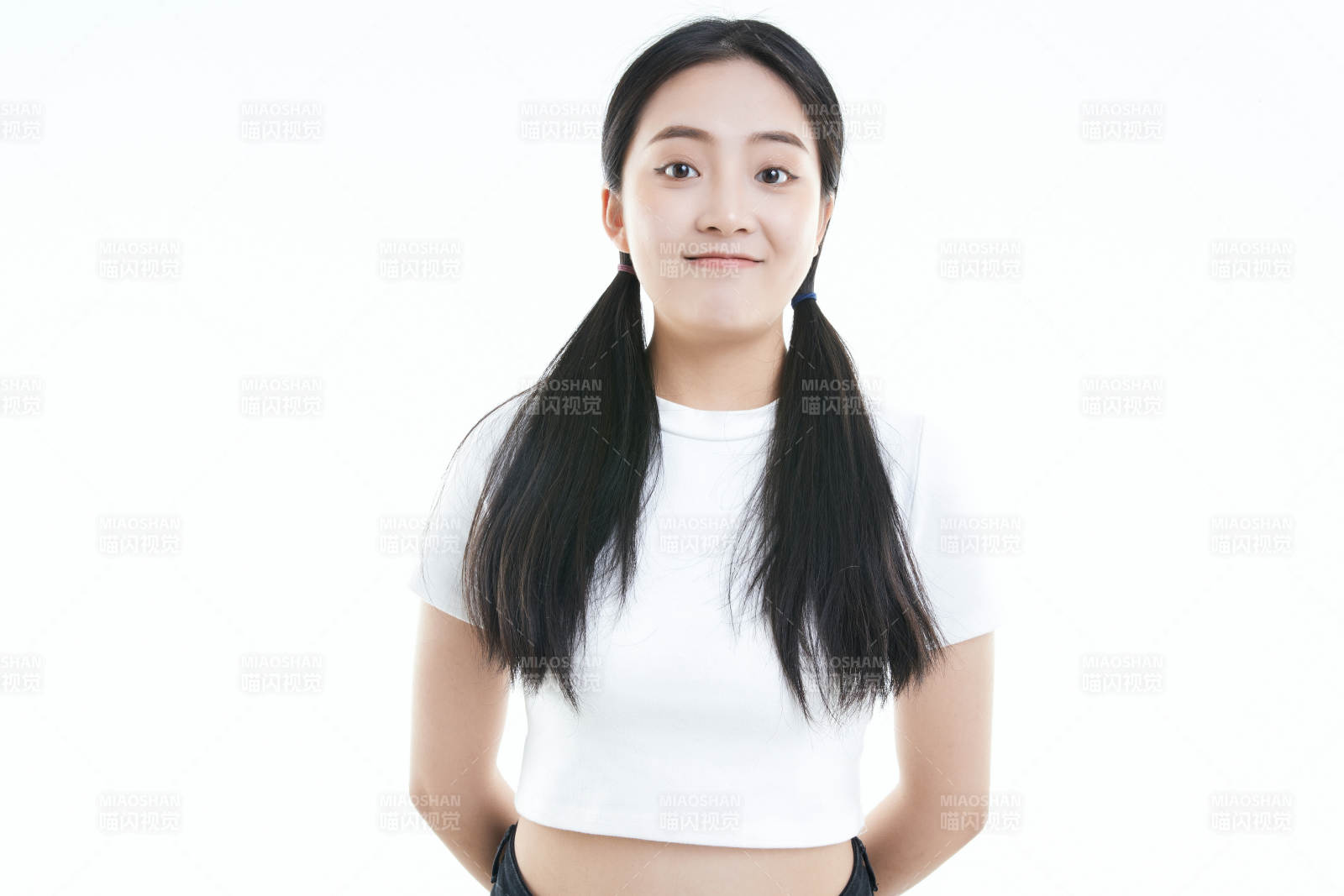 白色背景下的可愛活潑亞洲少女