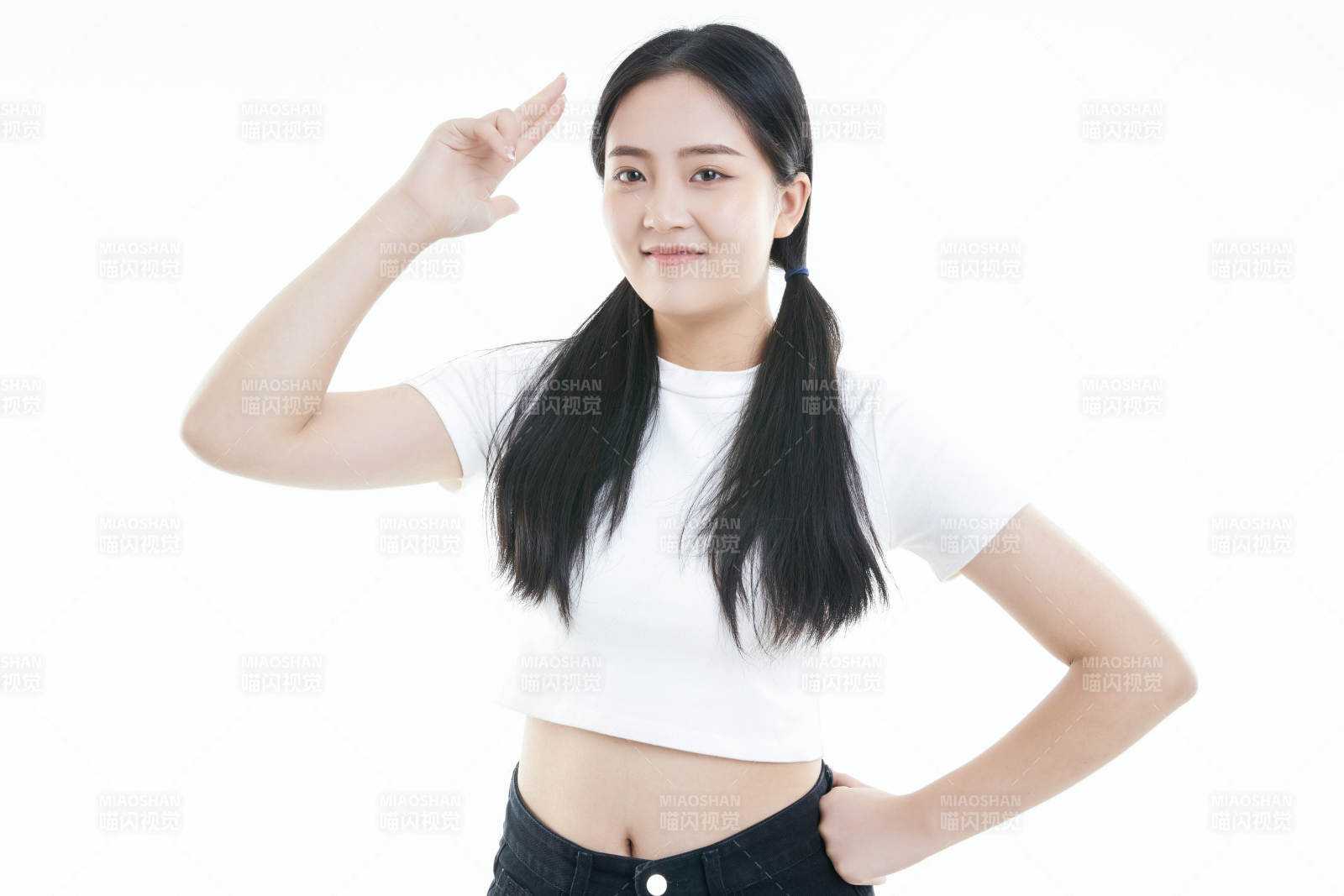 白色背景下的可愛活潑亞洲少女