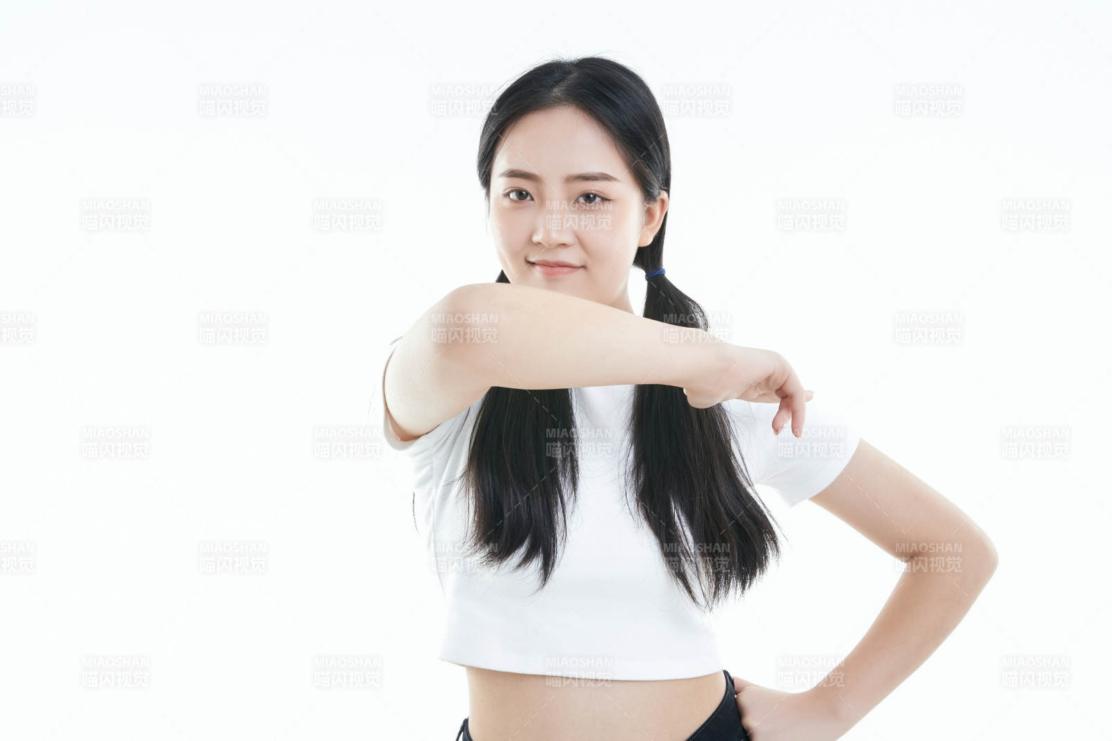 白色背景下的可愛活潑亞洲少女