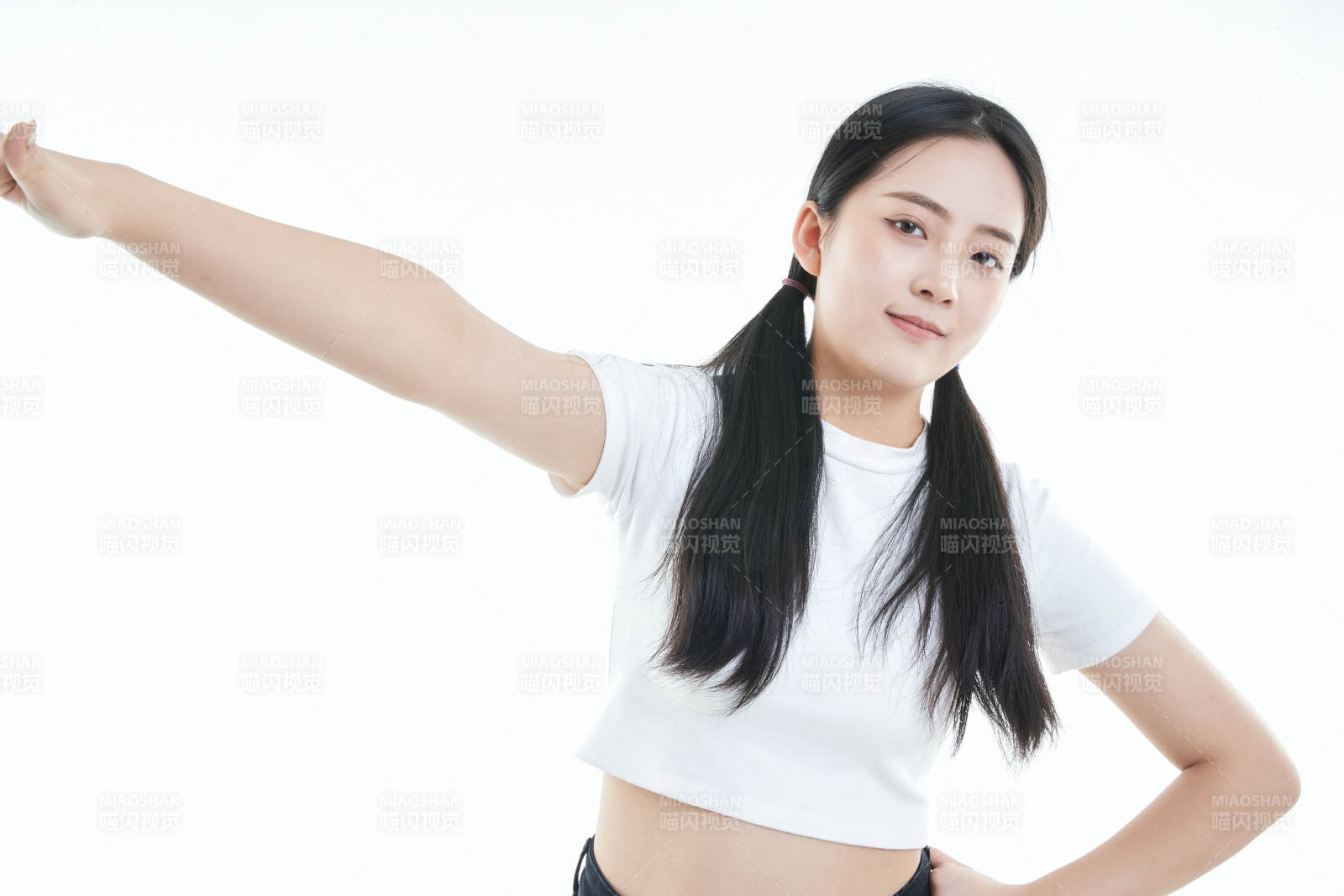 白色背景下的可愛(ài)活潑亞洲少女