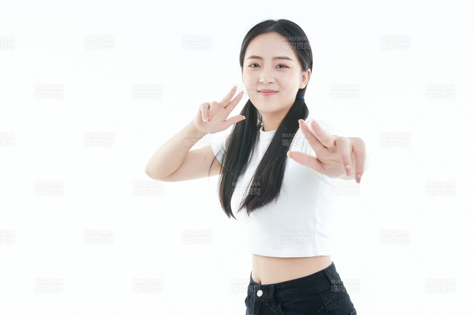 白色背景下的可愛活潑亞洲少女