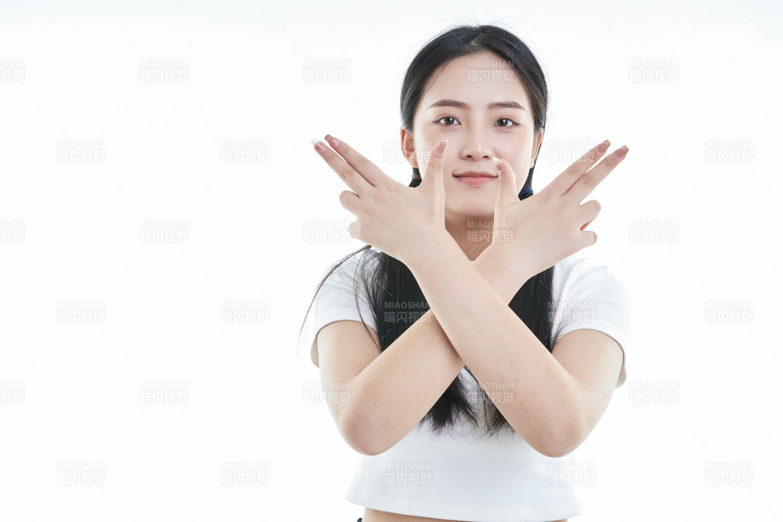 白色背景下的可愛活潑亞洲少女