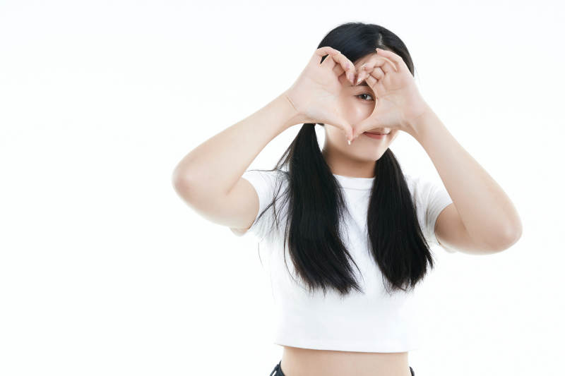 白色背景下的可爱活泼亚洲少女