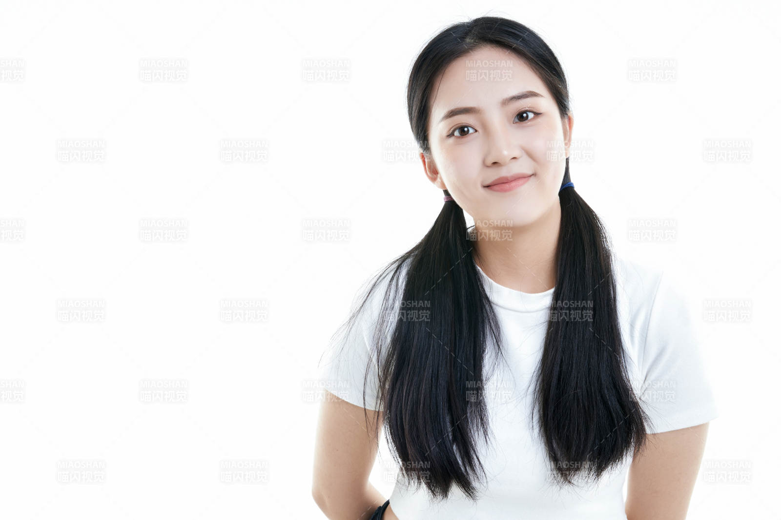 白色背景下的可愛活潑亞洲少女