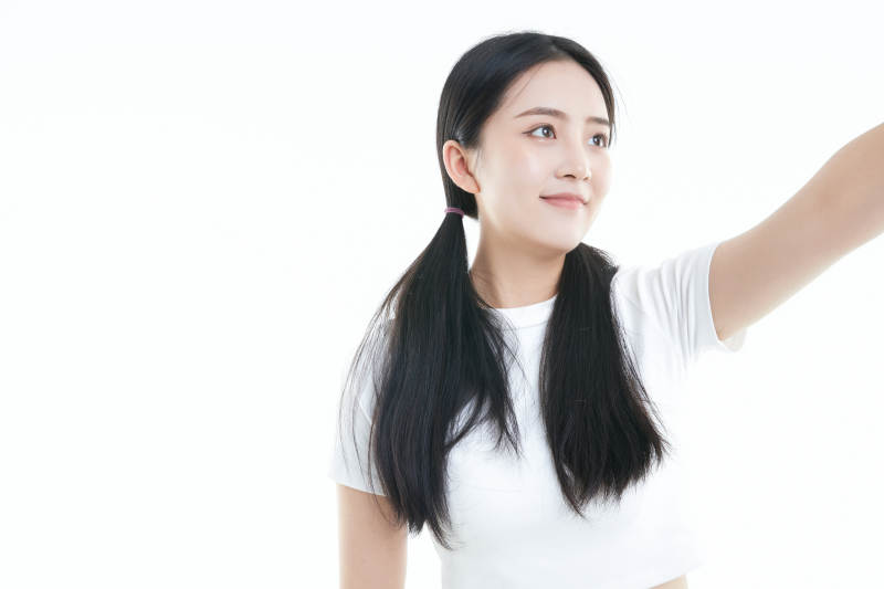 白色背景下的可爱活泼亚洲少女