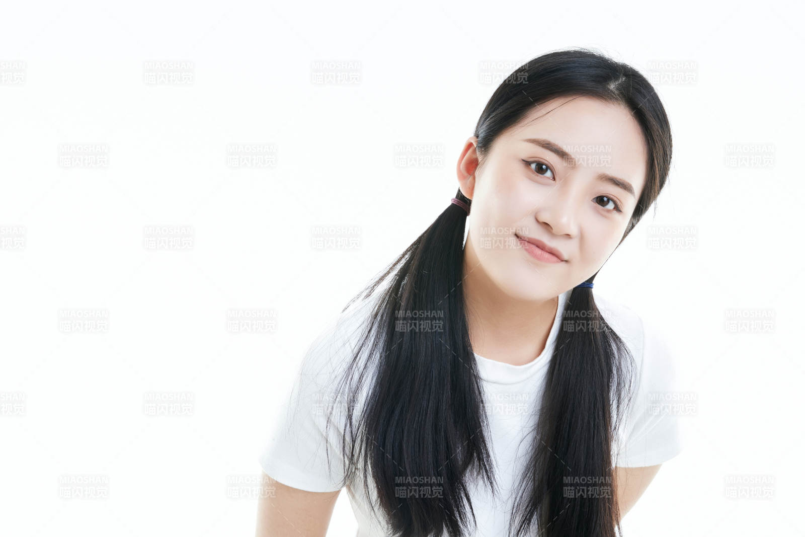 白色背景下的可愛活潑亞洲少女