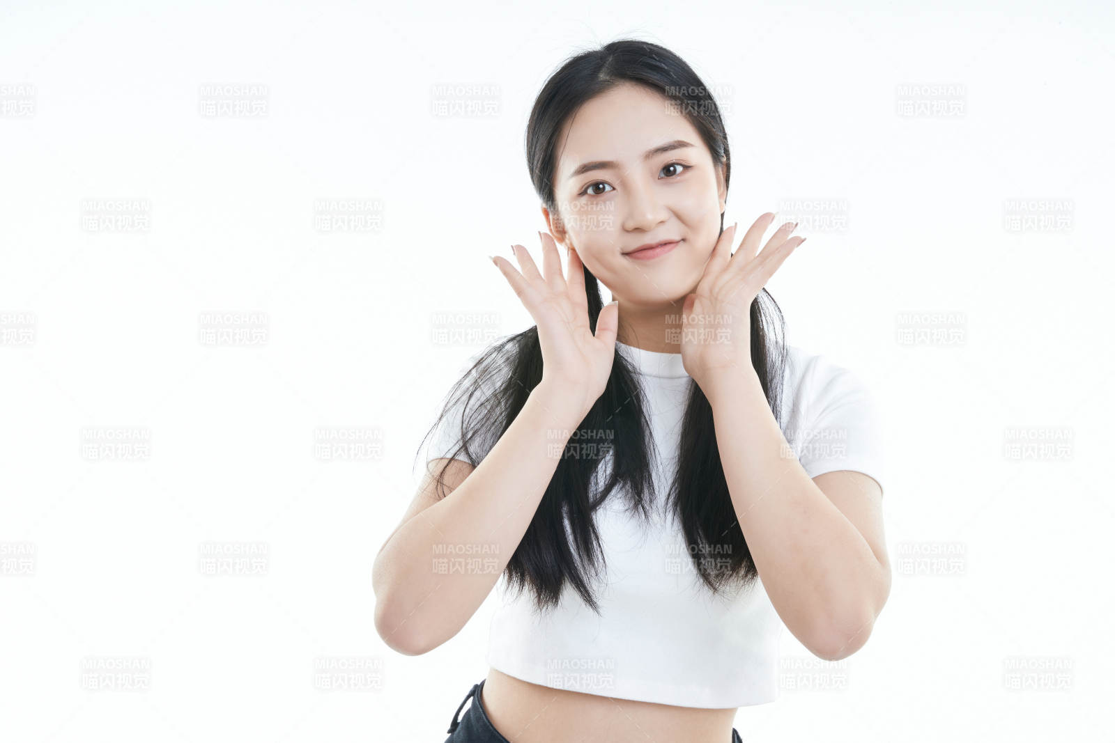 白色背景下的可爱活泼亚洲少女