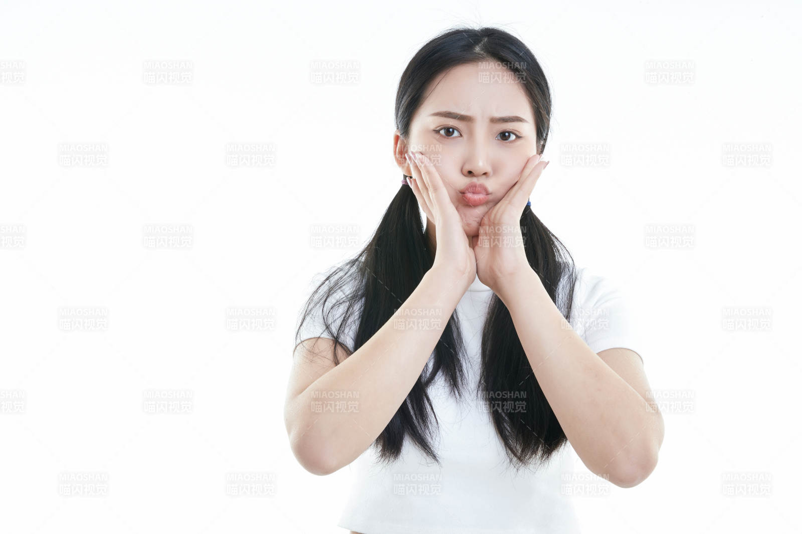 白色背景下的可愛活潑亞洲少女