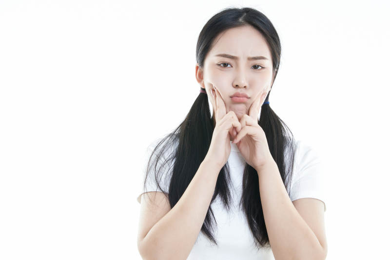 白色背景下的可爱活泼亚洲少女