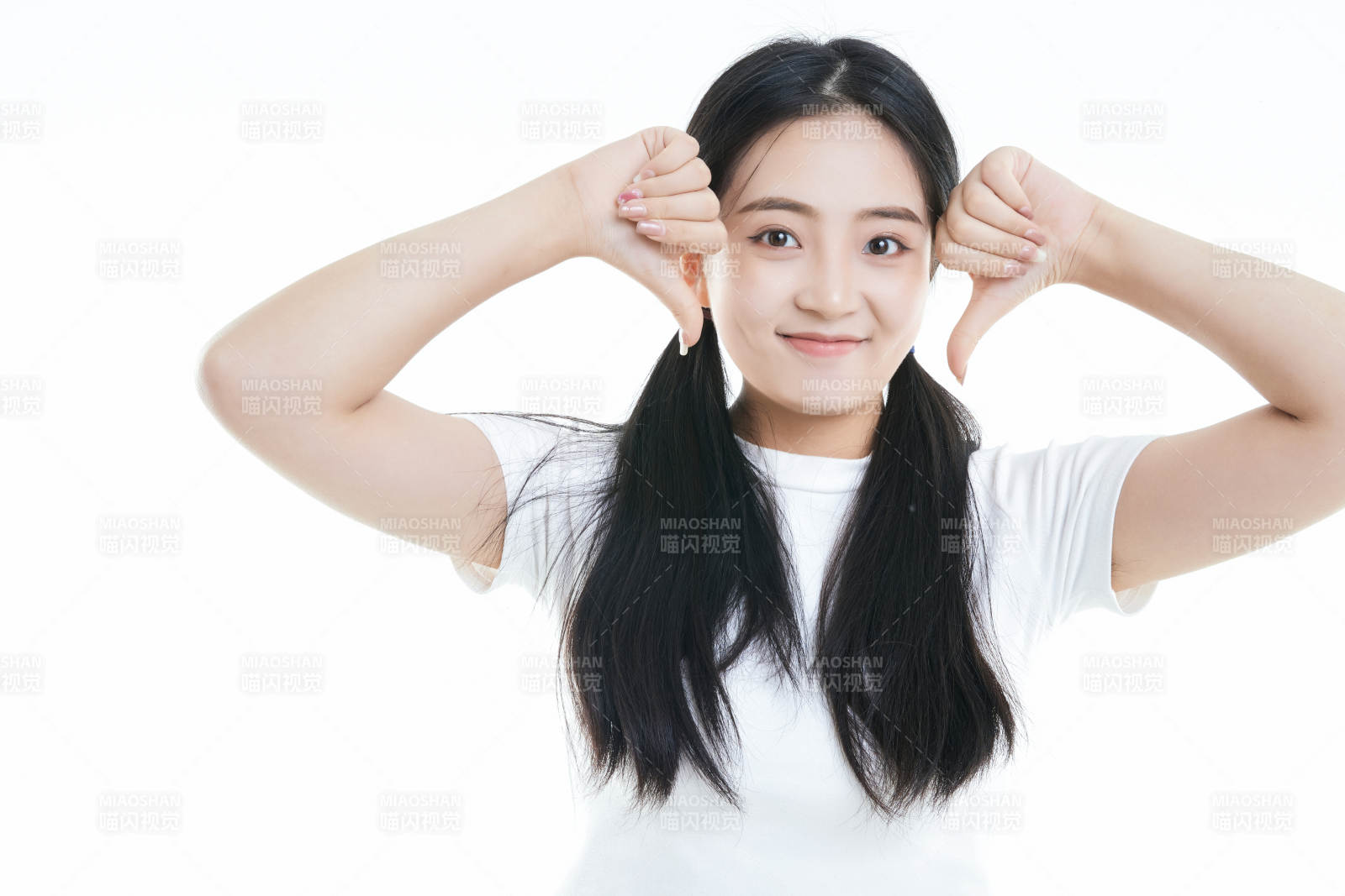 白色背景下的可愛活潑亞洲少女