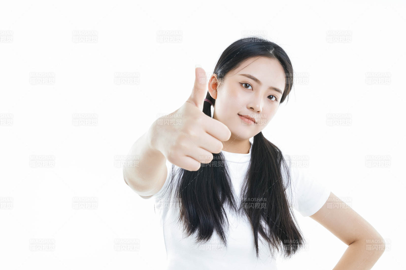 白色背景下的可愛活潑亞洲少女