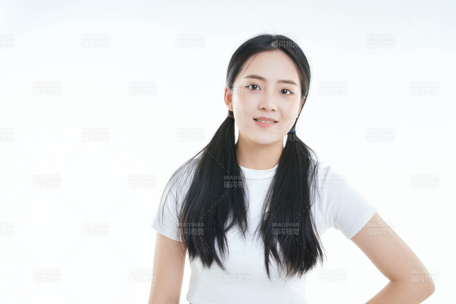 白色背景下的可愛活潑亞洲少女