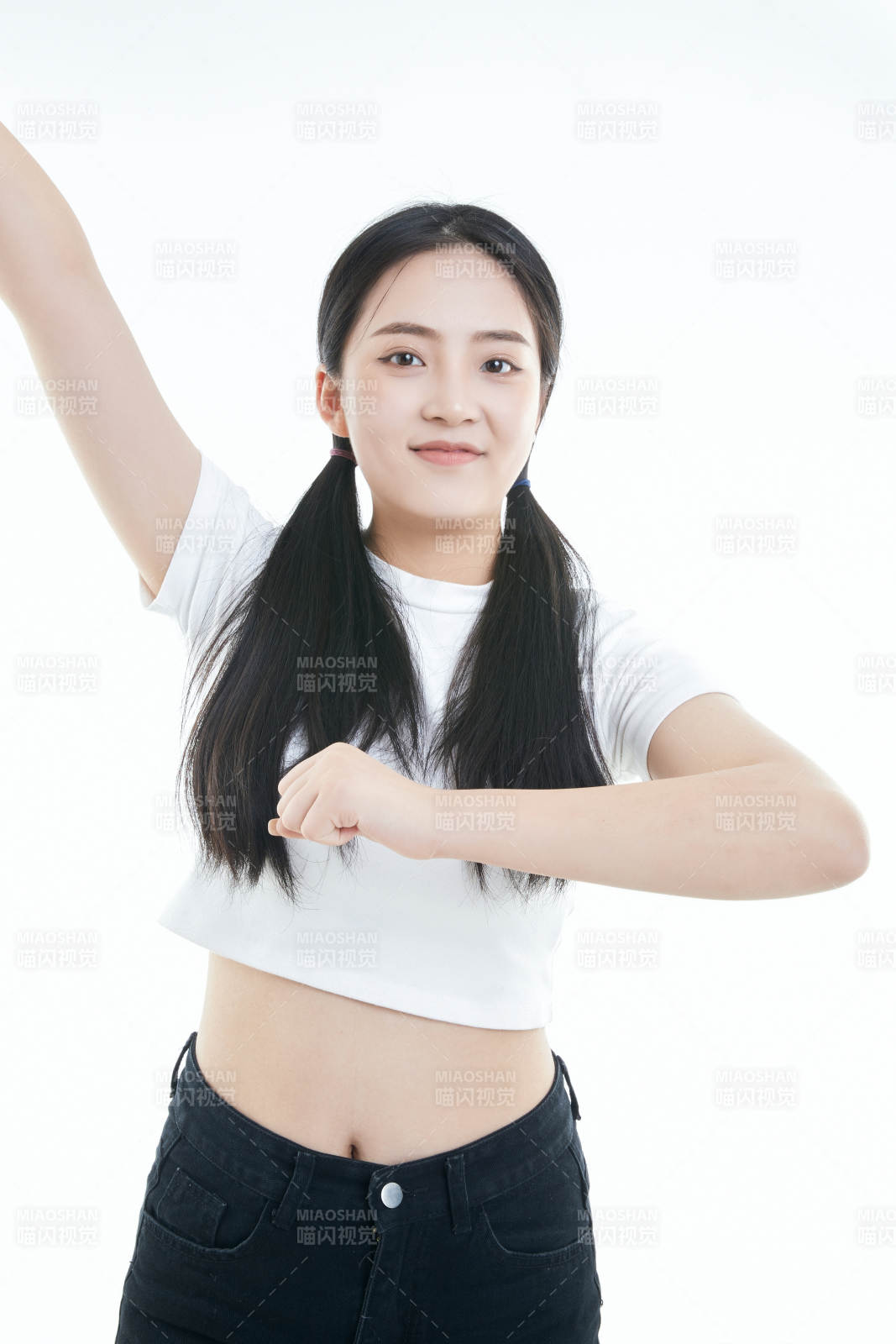 白色背景下的可愛活潑亞洲少女