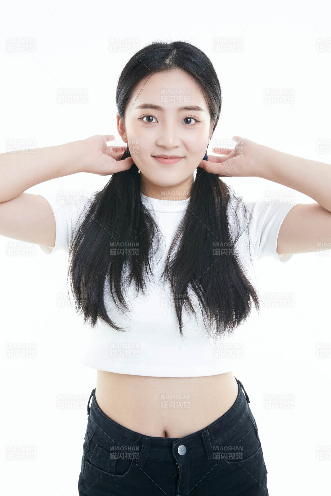 白色背景下的可愛活潑亞洲少女