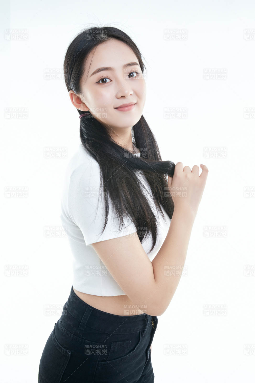 白色背景下的可愛活潑亞洲少女