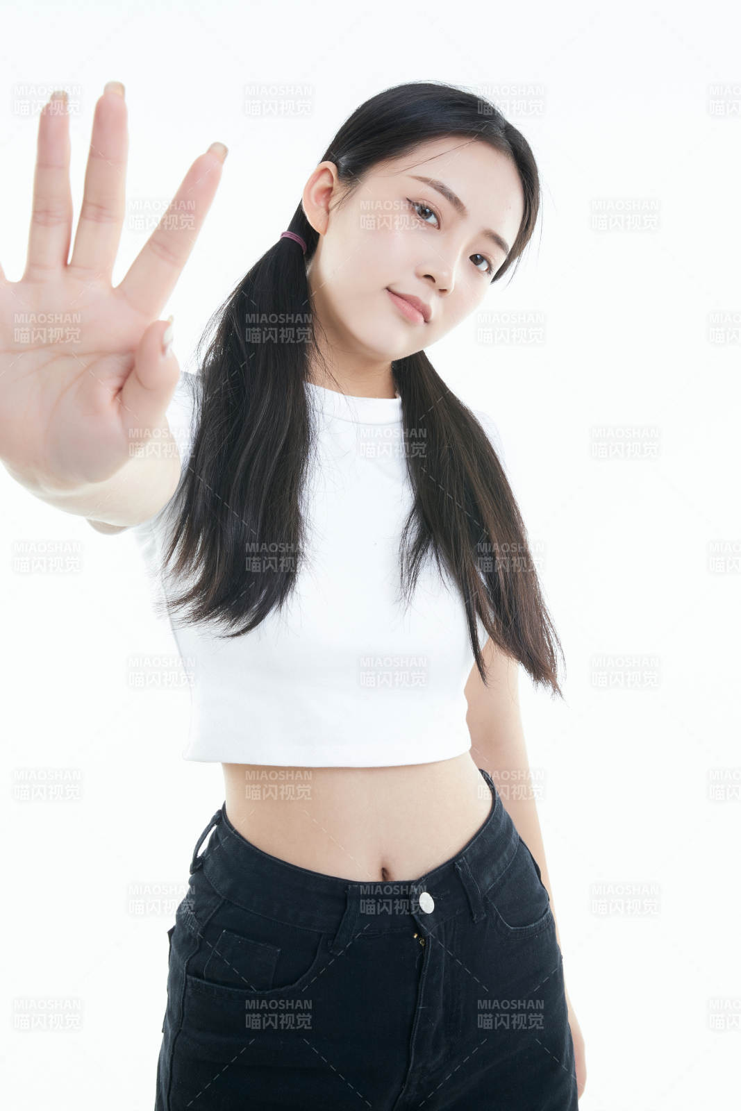 白色背景下的可愛活潑亞洲少女