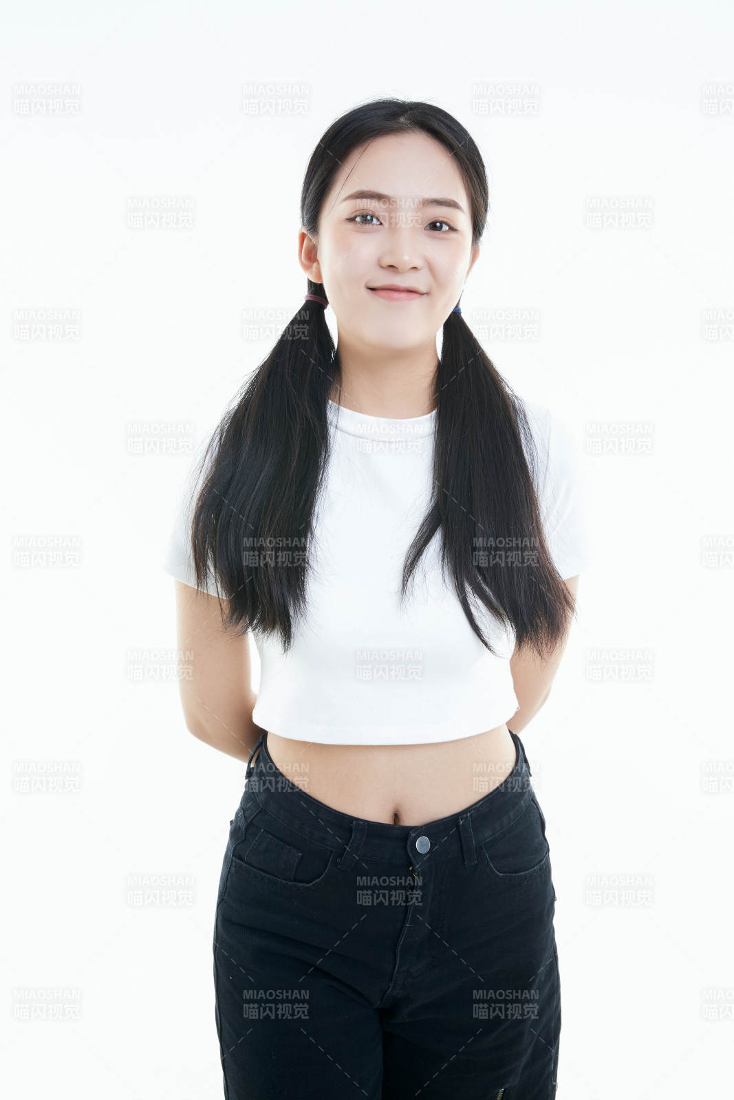 白色背景下的可愛活潑亞洲少女