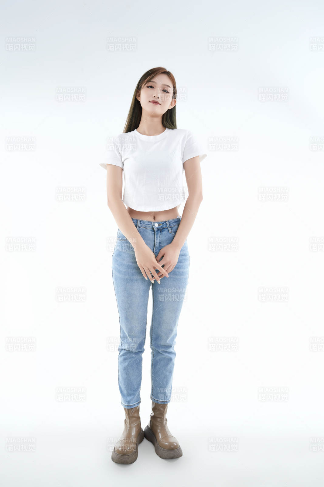 白色背景下的可愛活潑亞洲少女