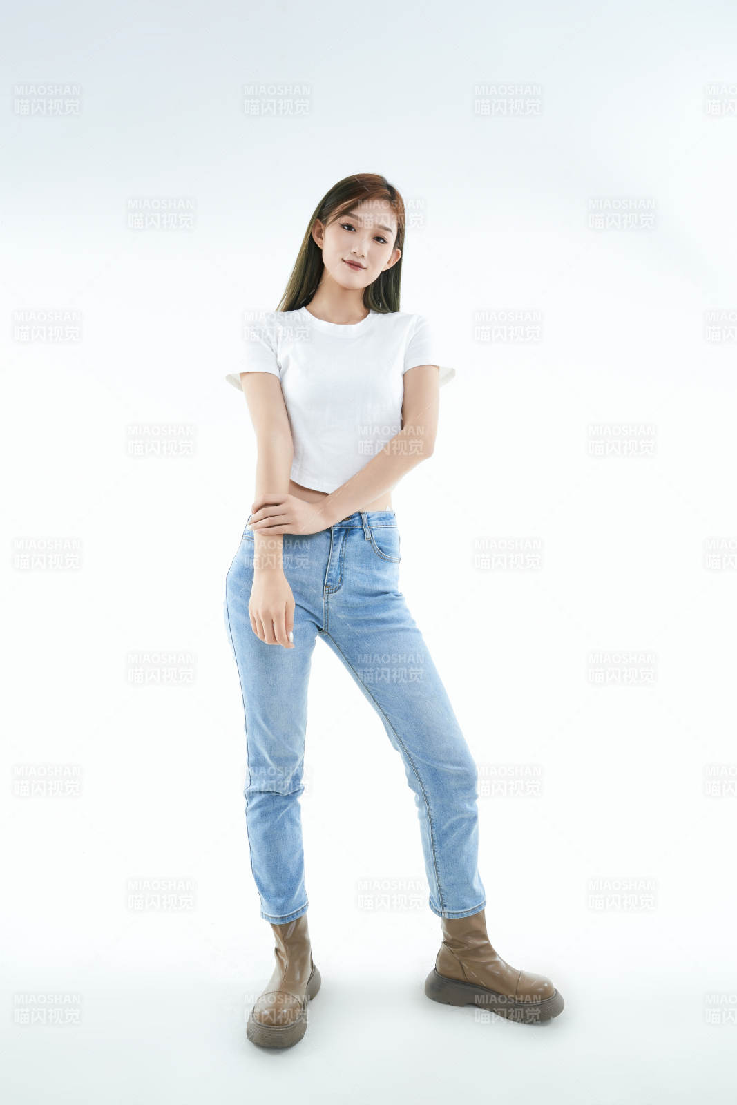 白色背景下的可愛活潑亞洲少女