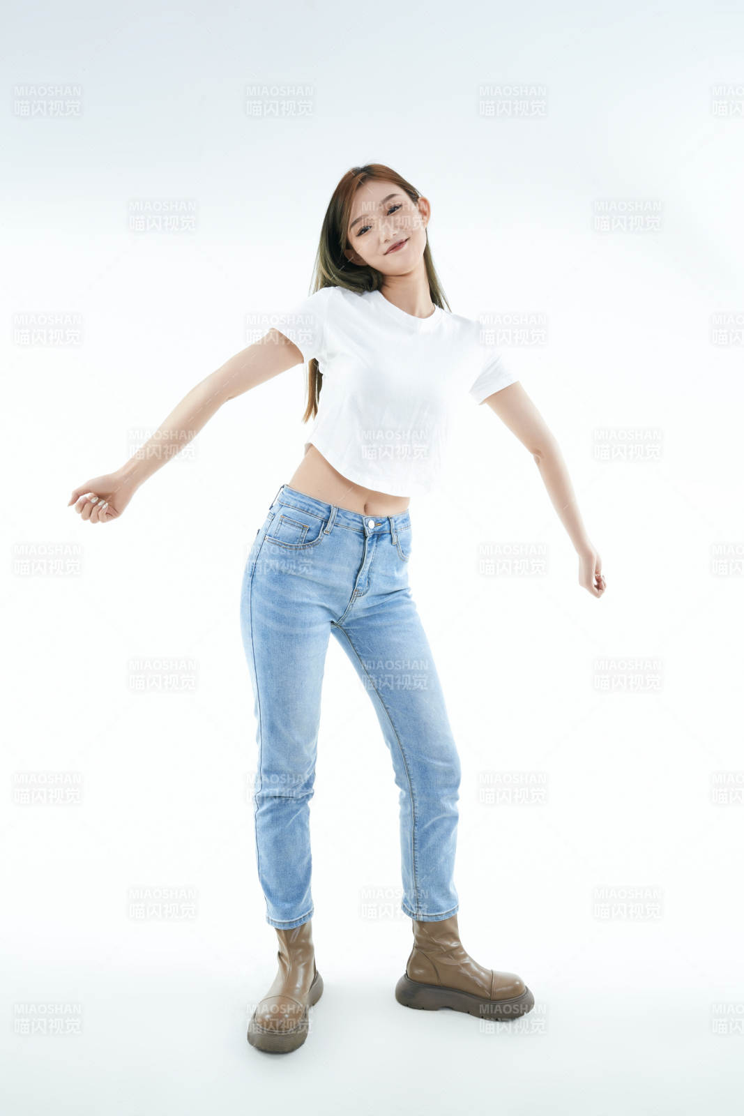 白色背景下的可愛活潑亞洲少女