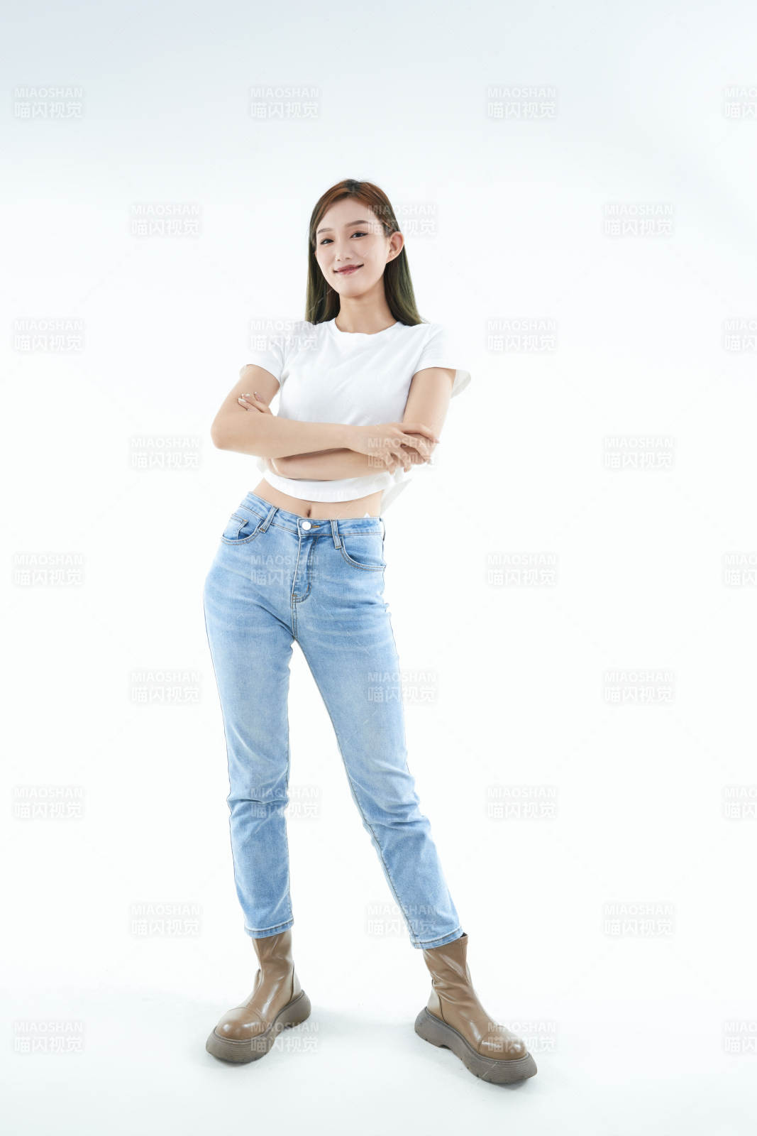 白色背景下的可愛活潑亞洲少女