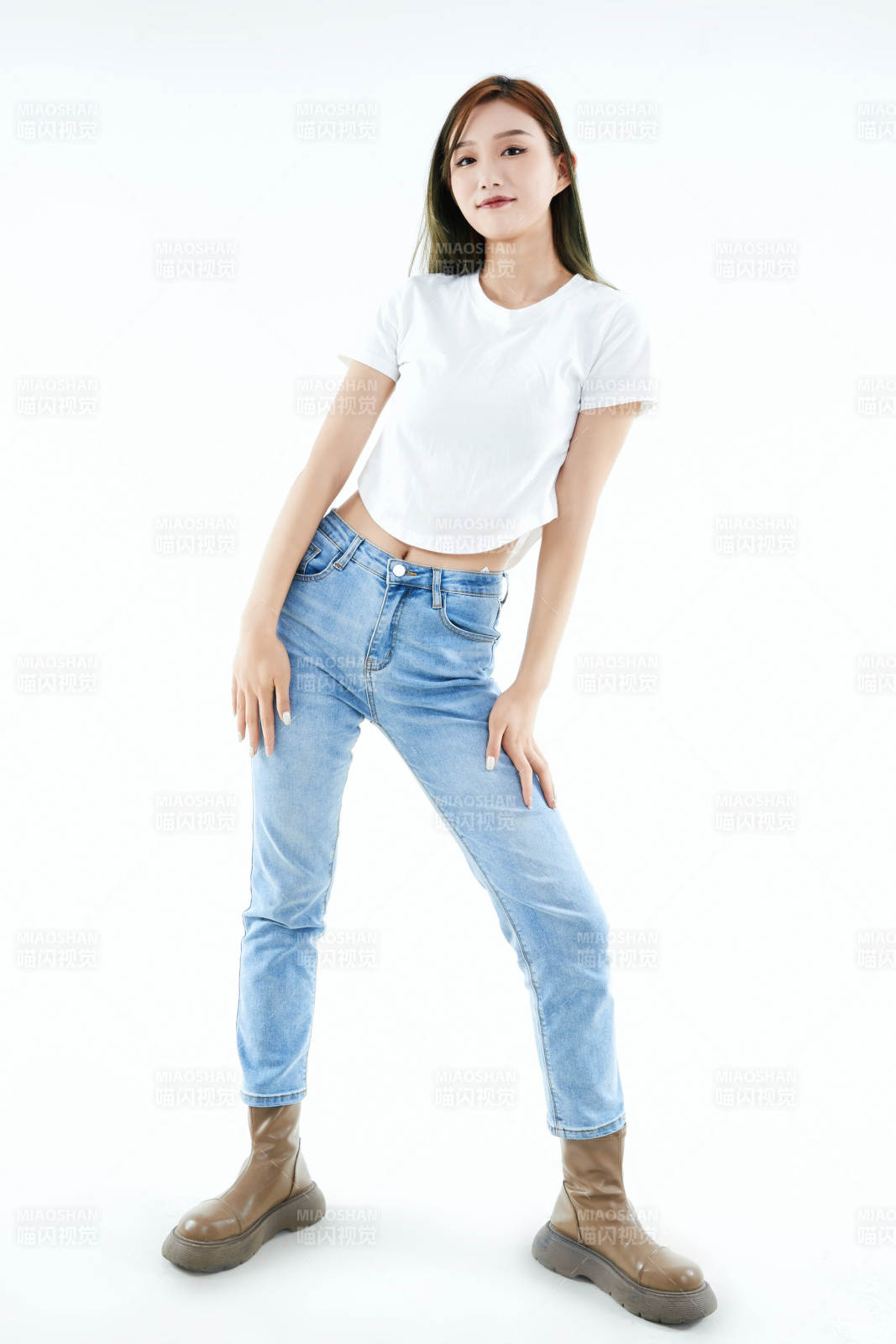 白色背景下的可愛活潑亞洲少女