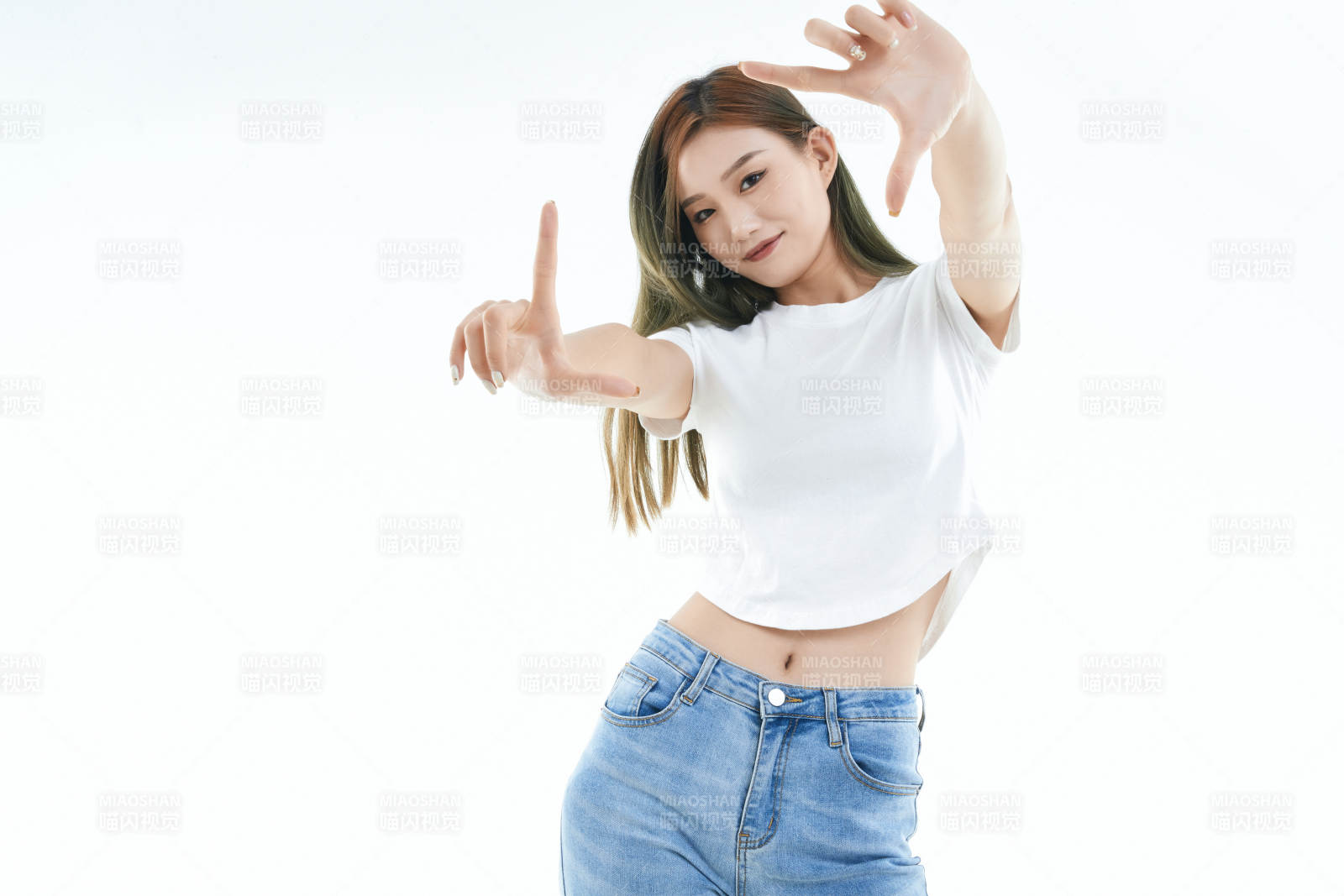 白色背景下的可愛活潑亞洲少女